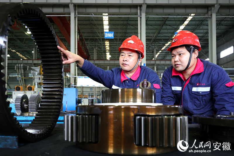 王忠才正在车间指导。 人民网记者 吕欢欢摄